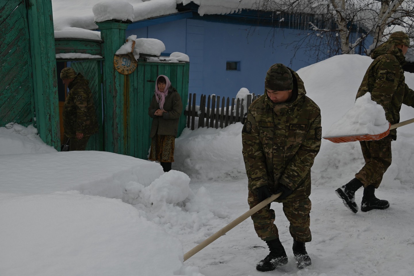 Усть-Каменогорск и ВКО / Өскемендік әскерилер ардагердің үйінің ауласын қардан тазартты