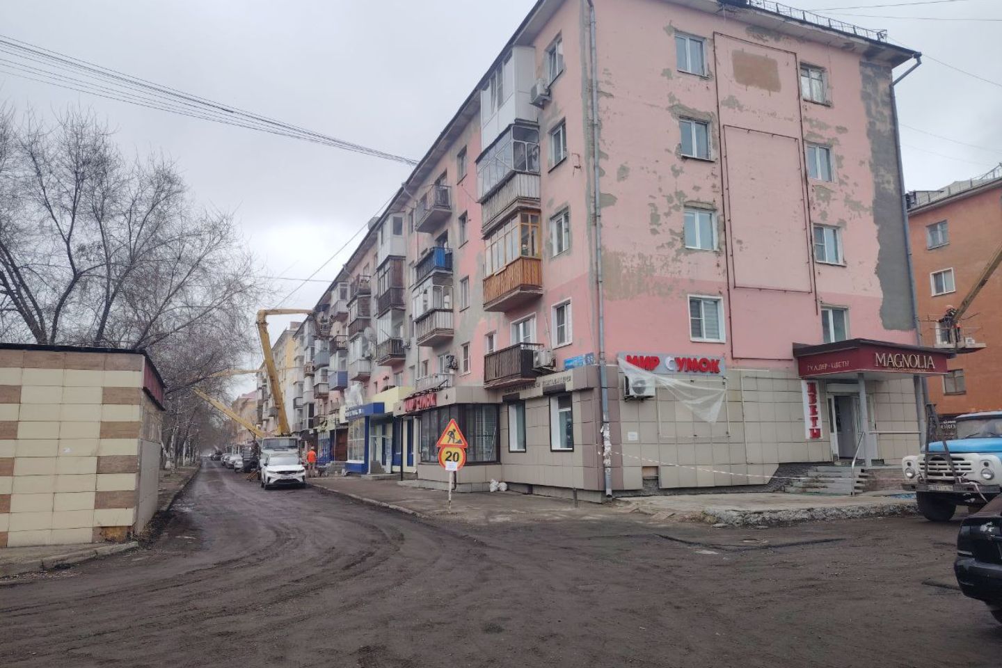 Усть-Каменогорск и ВКО / Усть-Каменогорск / В Усть-Каменогорске у ТД "Металлург" ремонтируют проезд