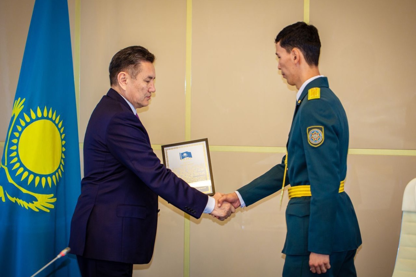 Усть-Каменогорск и ВКО / ШҚО әкімі шекараны күзетуге келген офицерлермен кездесті