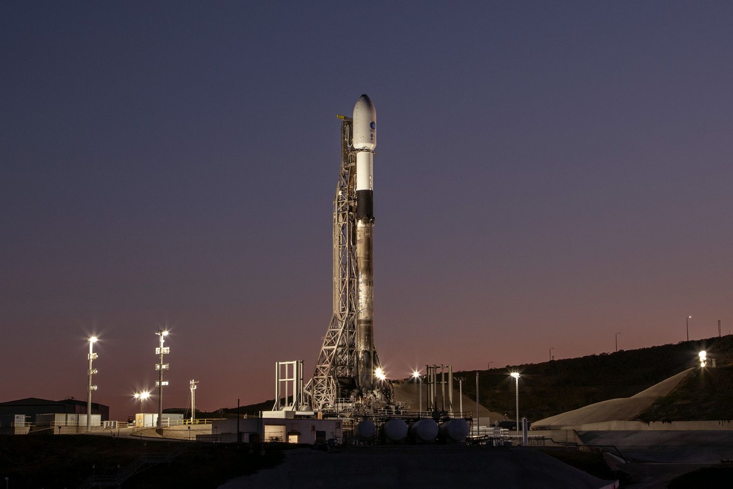 Новости мира / Интересные новости / SpaceX выведет на орбиту Земли группу интернет-спутников Starlink