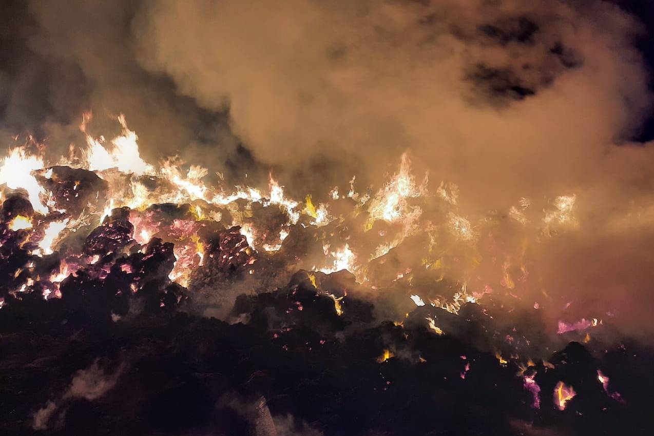 Усть-Каменогорск и ВКО / Сразу два возгорания сена за минувшие сутки ликвидировали спасатели в ВКО