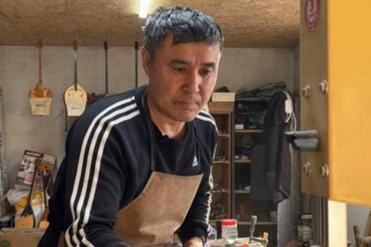 Усть-Каменогорск и ВКО / Мастер из ВКО делает домбры и передает свои знания ученикам