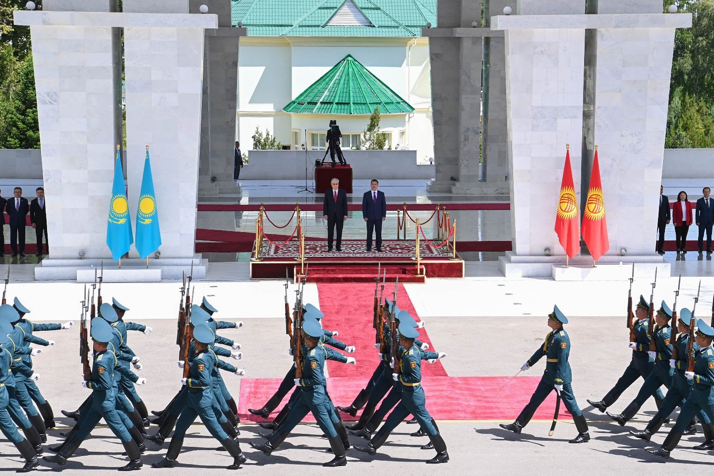 Новости Казахстана / Политика в Казахстане / Токаев прибыл с официальным визитом в Бишкек