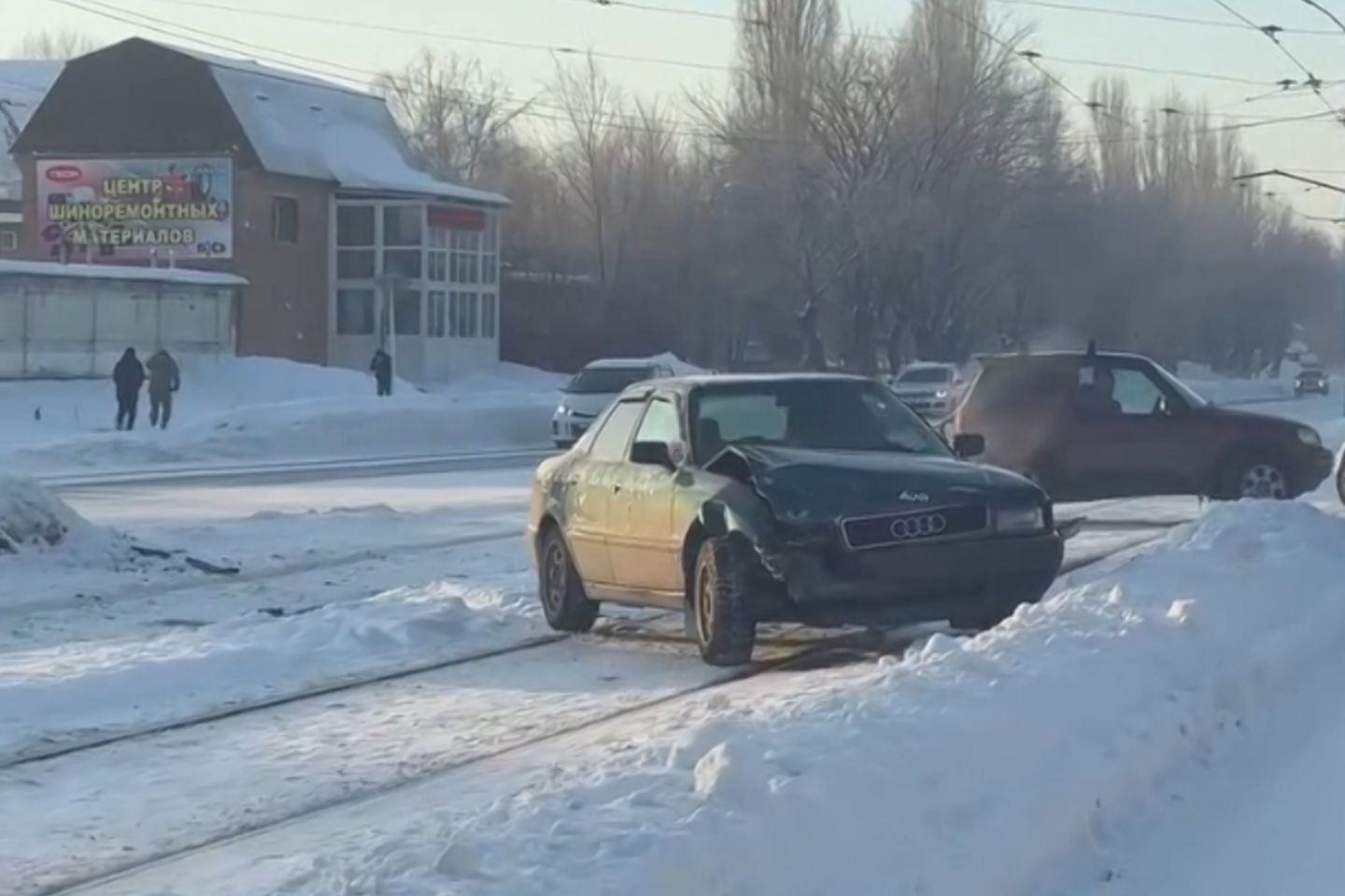 Усть-Каменогорск и ВКО / Усть-Каменогорск / В Усть-Каменогорке на проспекте Абая столкнулись две иномарки