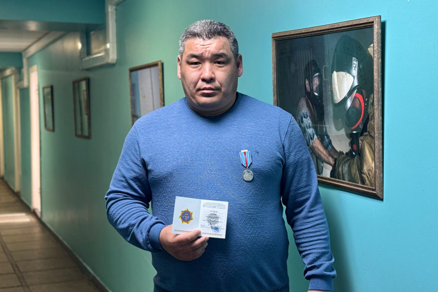 Усть-Каменогорск и ВКО / Жителя ВКО, спасшего двоих детей из пожара, наградили медалью от МЧС РК