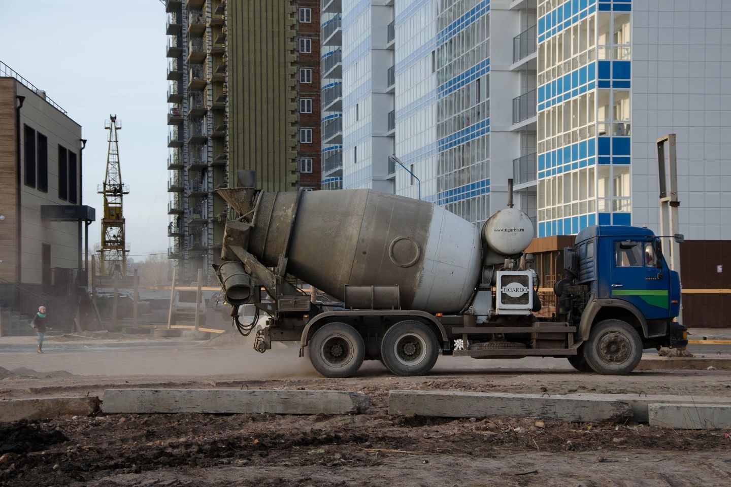 Новости Казахстана / Бетономешалка сливала бетон в неположенном месте в Астане