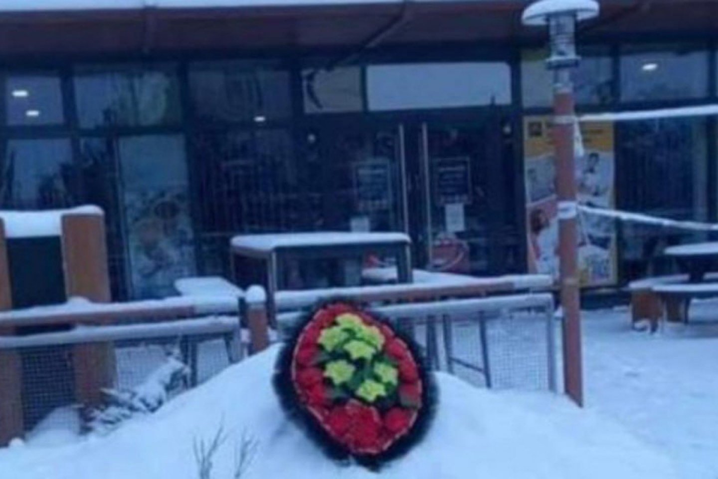 Происшествия в Казахстане и мире / Мужчина возложил похоронный венок к зданию кафе McDonald’s в Костанае