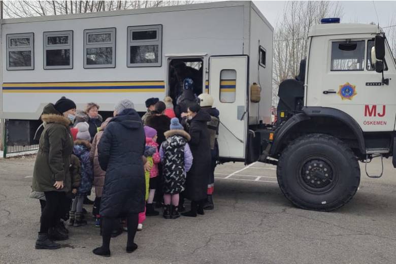 Происшествия в Казахстане и мире / В одной из школ Усть-Каменогорска экстренно эвакуировали учеников