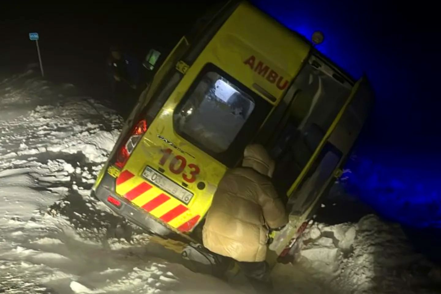 Усть-Каменогорск и ВКО / Шемонаиха (Шемонаихинский р-он) / В Восточном Казахстане машина скорой помощи сошла с трассы, нырнув в сугроб