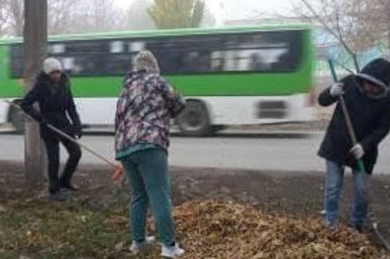 Усть-Каменогорск и ВКО / В Семее учителей отправили подметать улицы города, сняв их с уроков