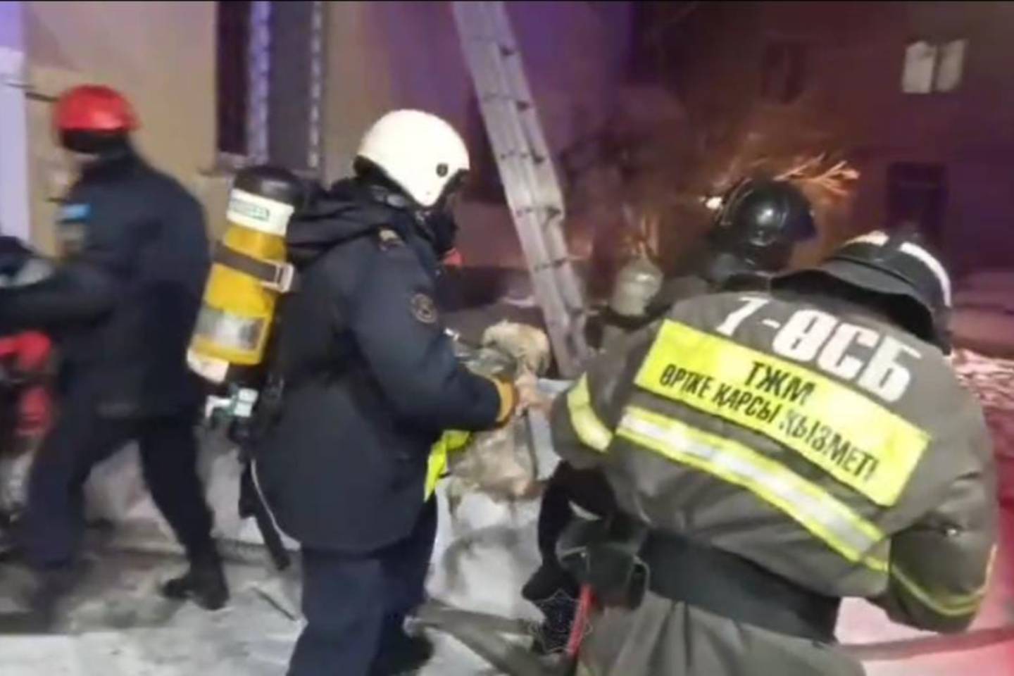 Усть-Каменогорск и ВКО / Усть-Каменогорск / Пять человек и собачку спасли из огня сотрудники УЧС Усть-Каменогорска Усть-Каменогорск и ВКО / Усть-Каменогорск / Пять человек и собачку спасли из огня сотрудники УЧС Усть-Каменогорска