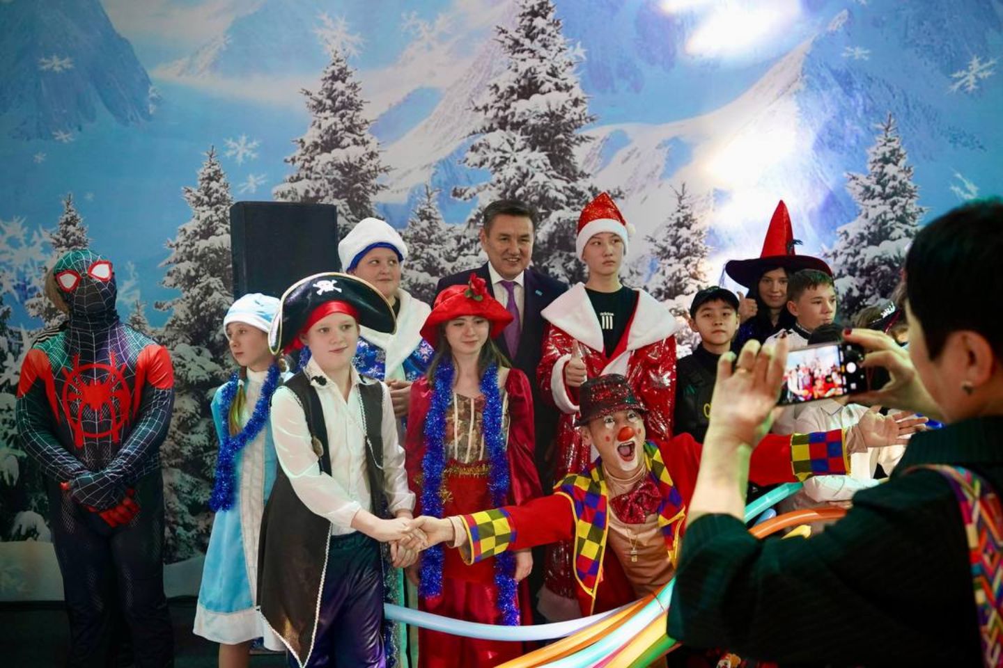 Усть-Каменогорск и ВКО / Когда сбываются мечты: 150 особенных детей побывали на елке акима ВКО