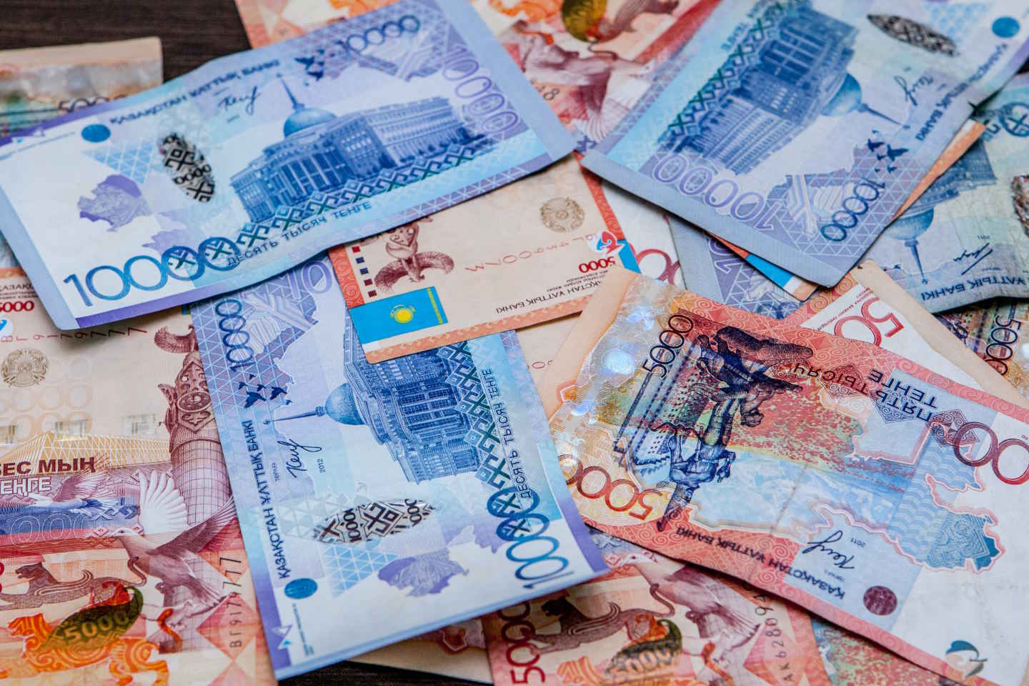 Новости Казахстана / Экономика в Казахстане / В Казахстане стали меньше переводить деньги за рубеж