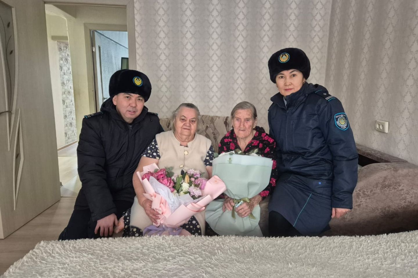 Усть-Каменогорск и ВКО / Усть-Каменогорск / В гостях у бабушки: полицейские ВКО вручили удостоверение личности пенсионерке