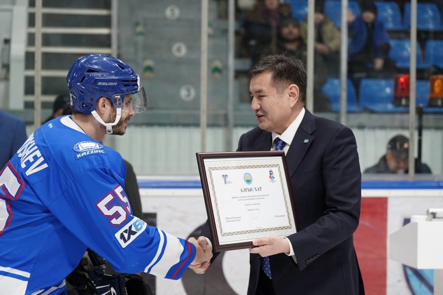 Усть-Каменогорск и ВКО / ШҚО әкімі "Торпедо" хоккейшілерін марапаттады Усть-Каменогорск и ВКО / ШҚО әкімі "Торпедо" хоккейшілерін марапаттады
