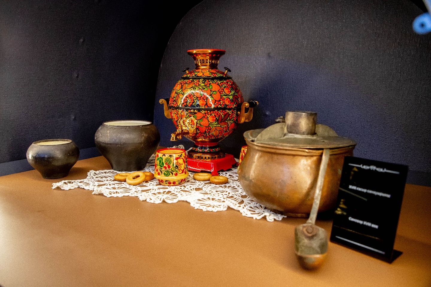 Усть-Каменогорск и ВКО / Усть-Каменогорск / От пятиведерного до "эгоиста": в "Гостином дворе" проходит выставка самоваров Усть-Каменогорск и ВКО / Усть-Каменогорск / От пятиведерного до "эгоиста": в "Гостином дворе" проходит выставка самоваров