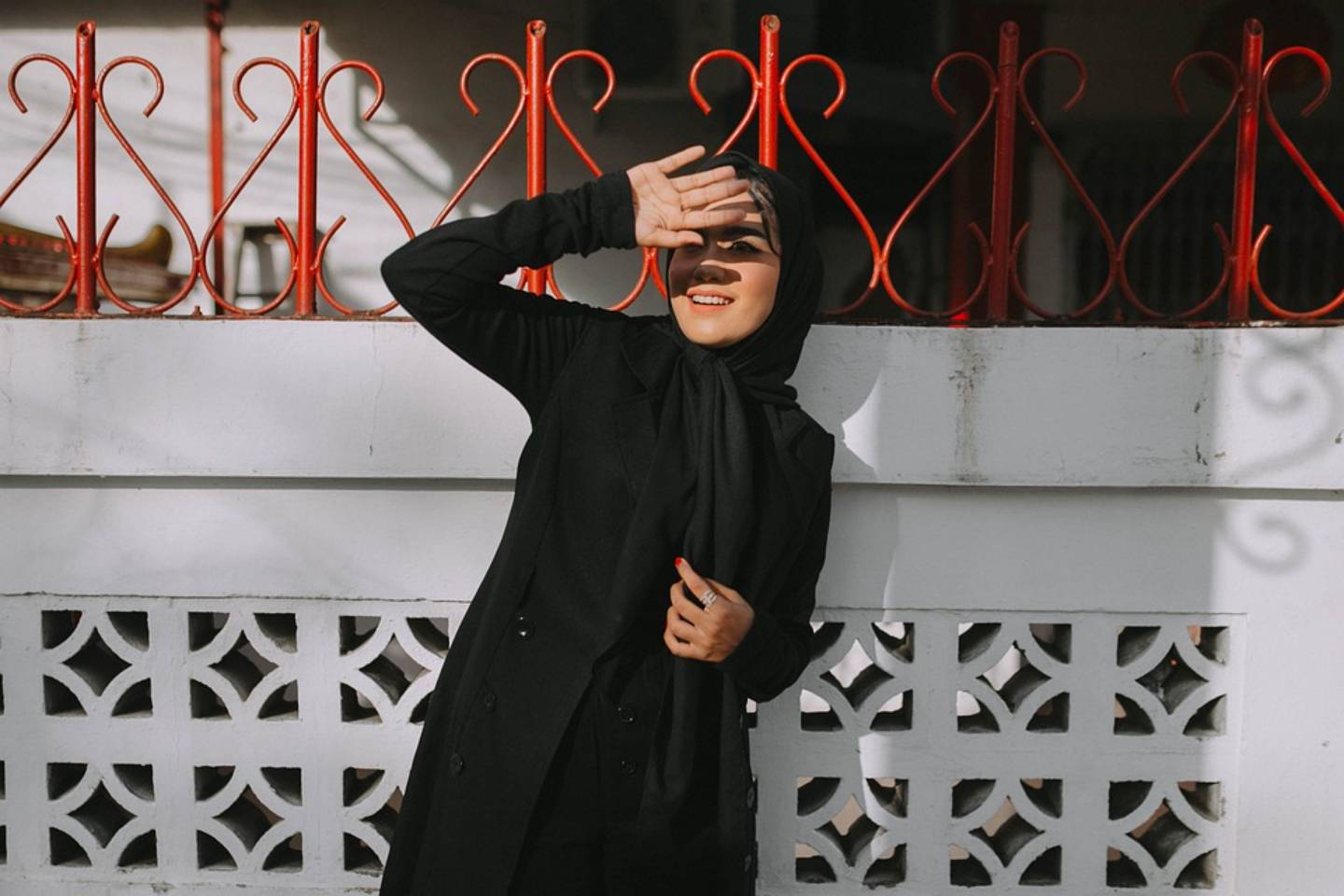 Новости мира / Политика в мире / Стригут волосы и жгут хиджабы: иранские женщины проводят акцию протеста