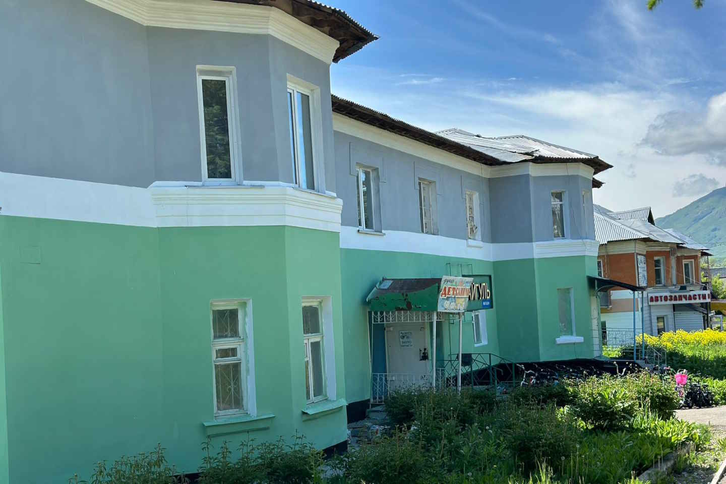 Усть-Каменогорск и ВКО / В городе Алтае на улице Независимости начали приводить в порядок фасады домов