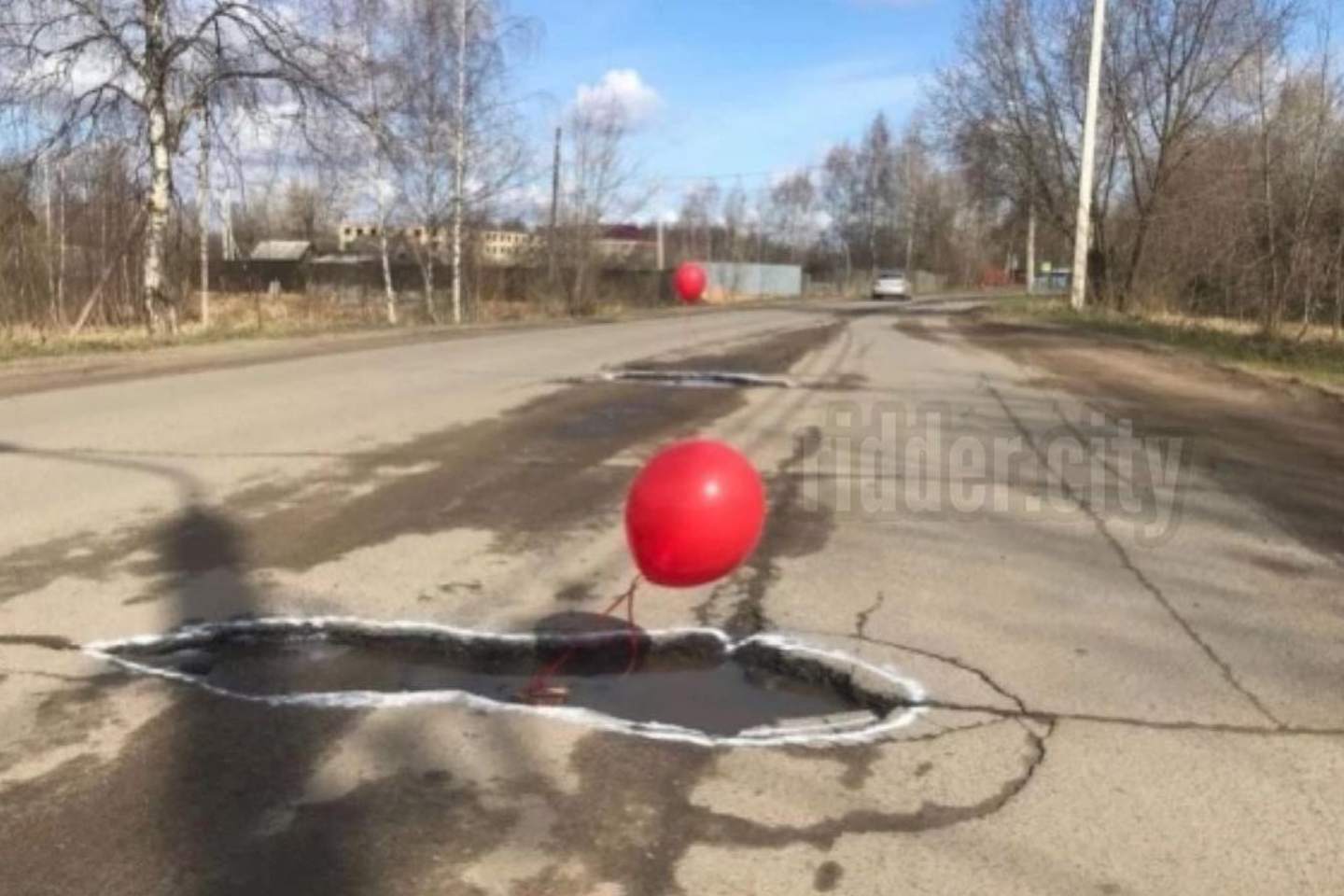 Дорога на шарой. Дорога с шариками. Мяч на дороге. Ямы на дорогах. Мяч на проезжей части.