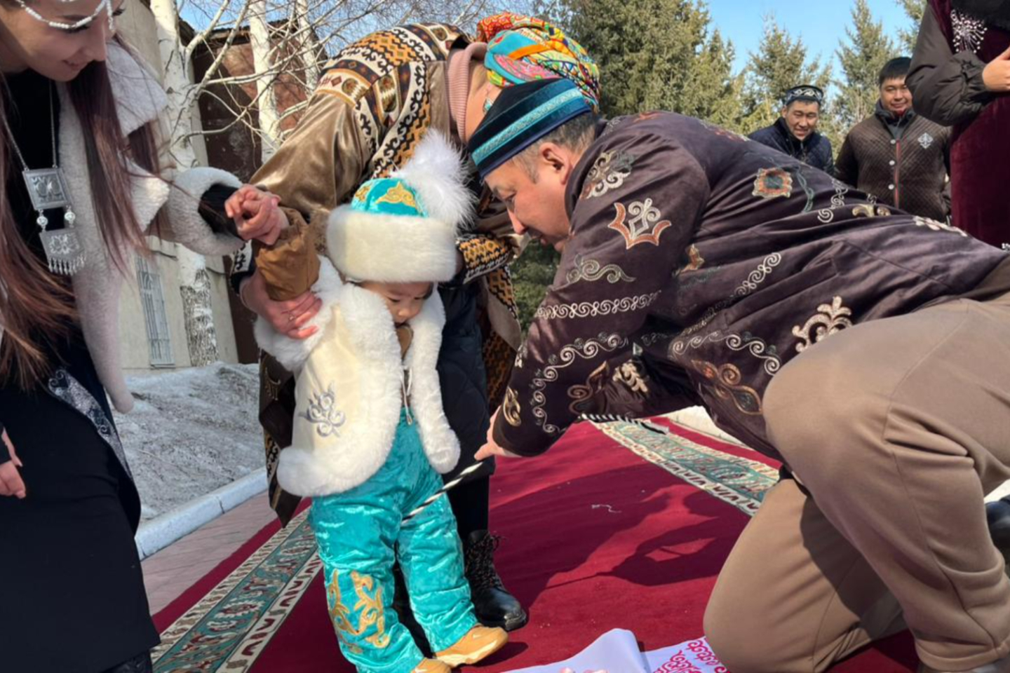 Усть-Каменогорск и ВКО / Усть-Каменогорск / Дастархан и национальные обряды: военнослужащие отмечают наурыз в ВКО