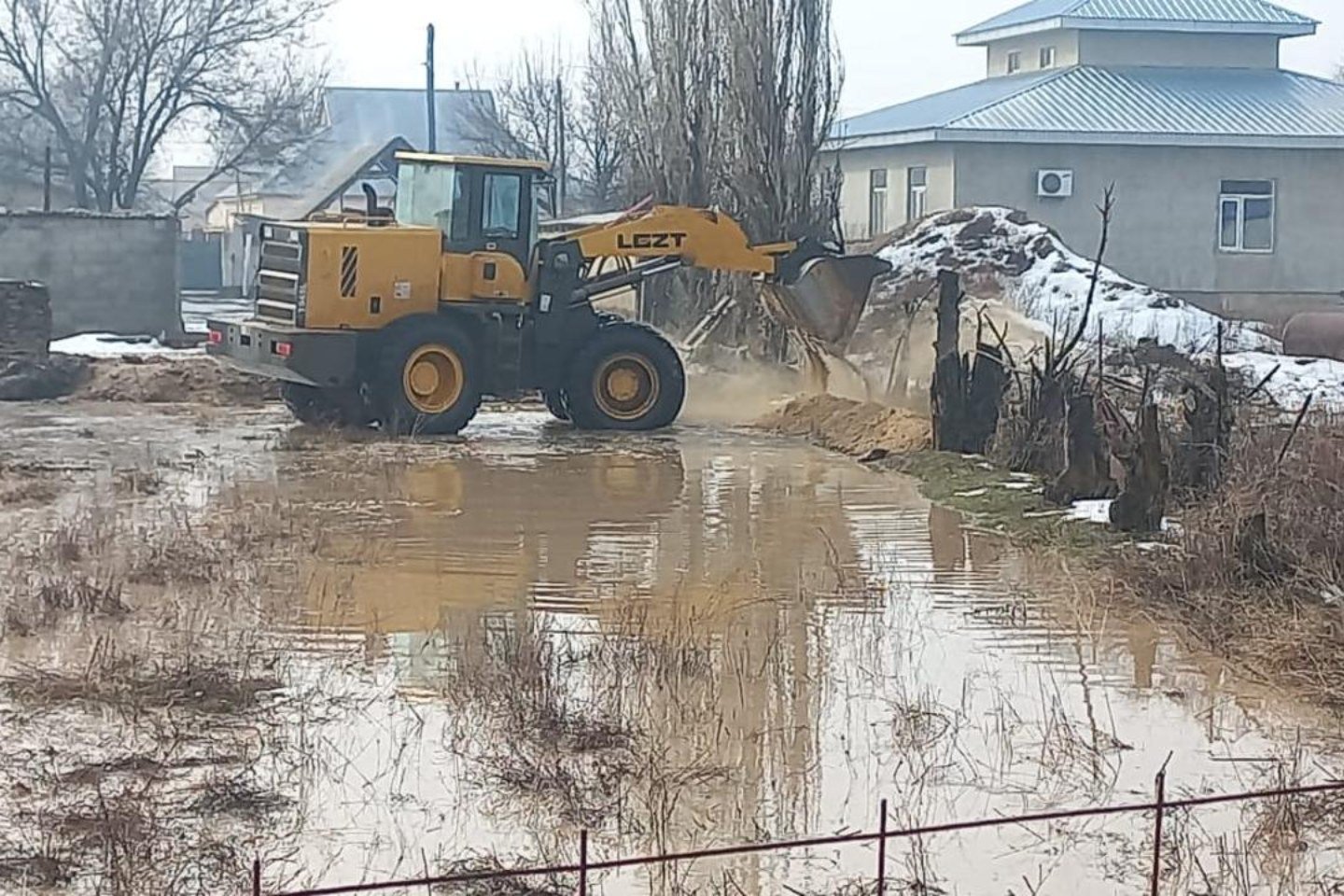 Происшествия в Казахстане и мире / Стихийные бедствия / Талые воды затопили улицы в трех районах Жамбылской области