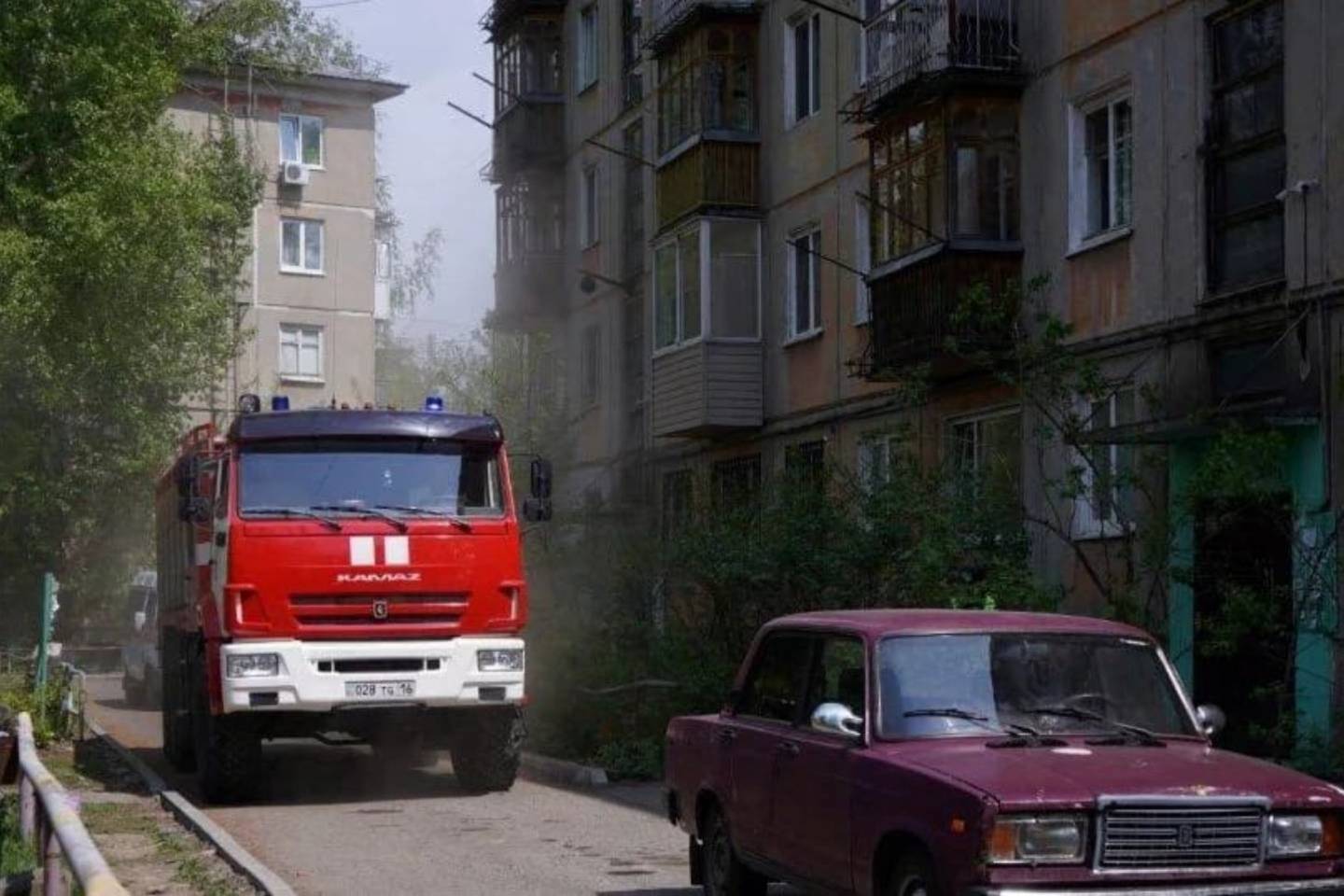 Усть-Каменогорск и ВКО / Припаркованные у подъездов автомобили могут стать причиной катастрофы