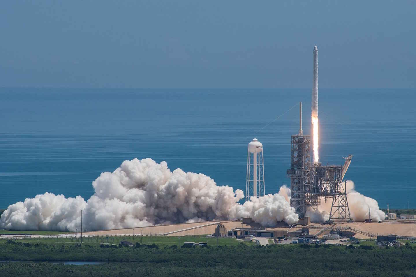 Новости мира / Интересные новости / Компания SpaceX отправила в космос туристов