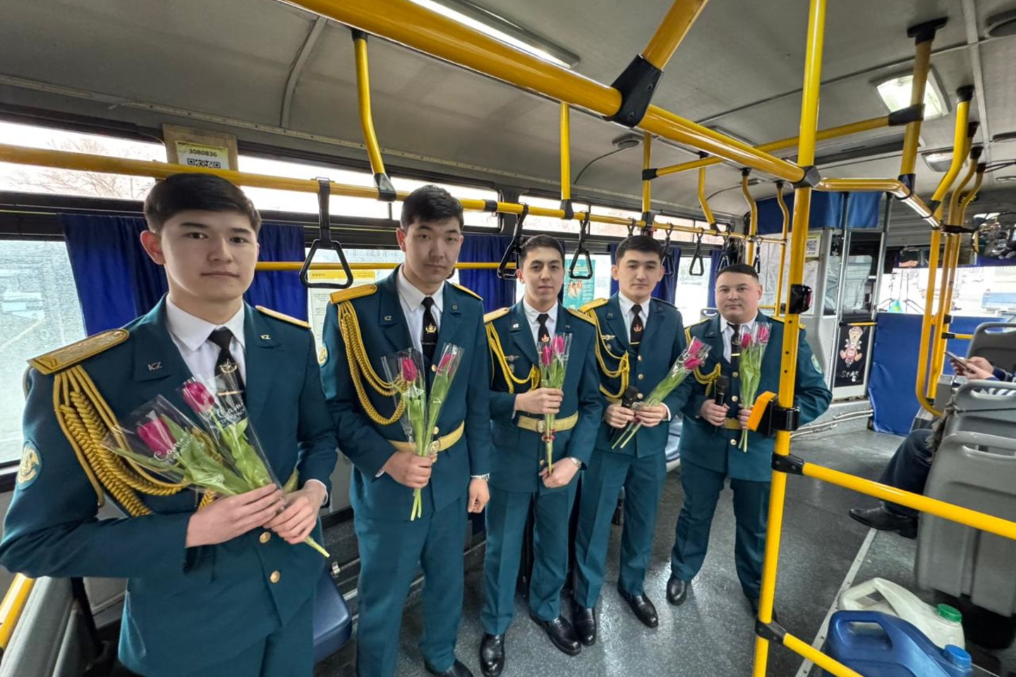 Усть-Каменогорск и ВКО / Өскеменде әскери оркестр мерекелік көңіл күй сыйлады 