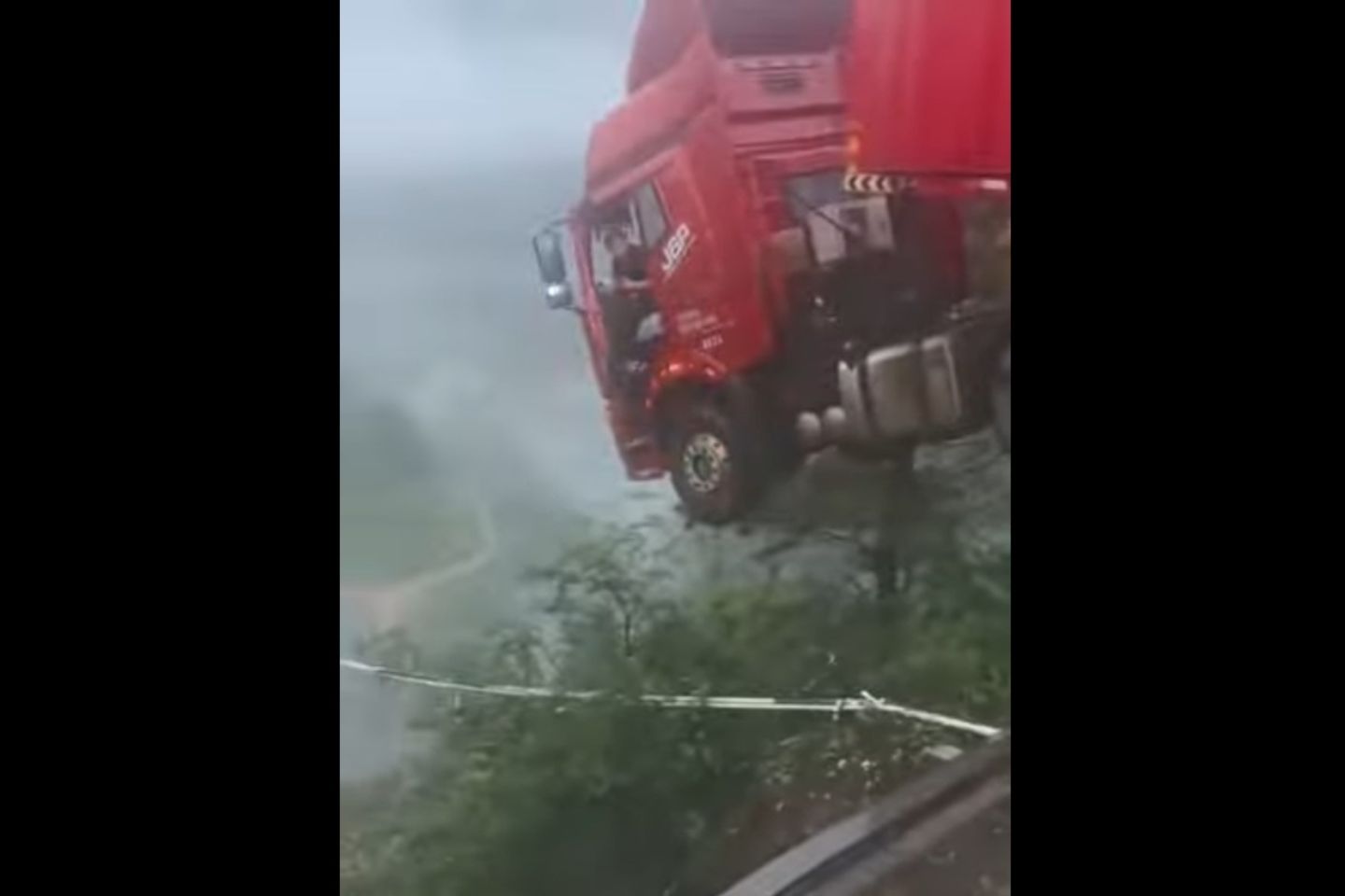 Новости мира / В Китае в результате обрушения моста водитель грузовика завис над пропастью Новости мира / В Китае в результате обрушения моста водитель грузовика завис над пропастью