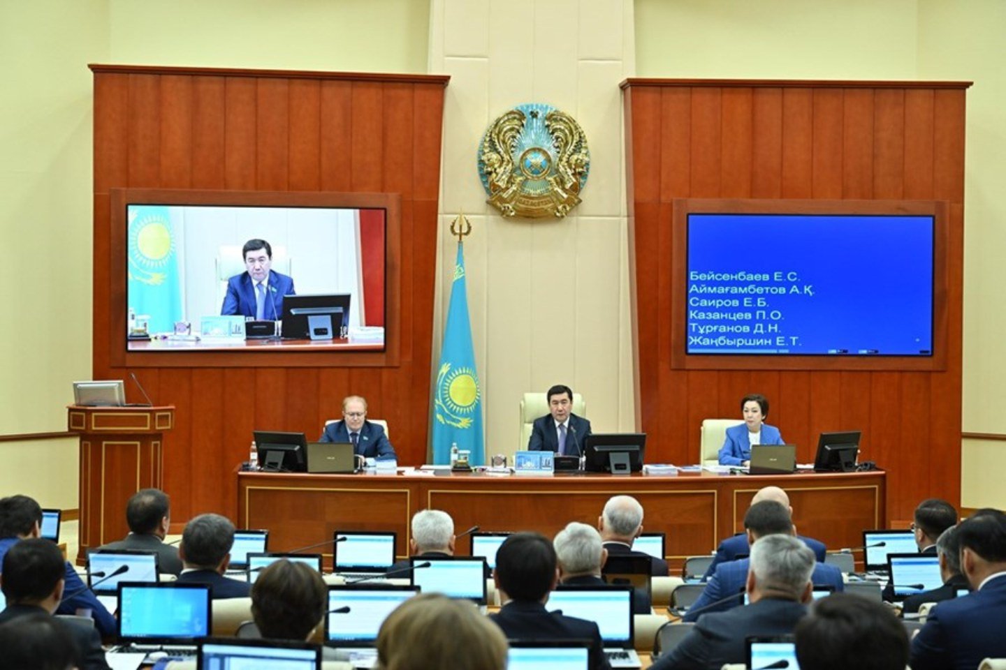 Новости Казахстана / Общество в Казахстане / Новые обещания: завершение партийного сезона обсуждают в Казахстане