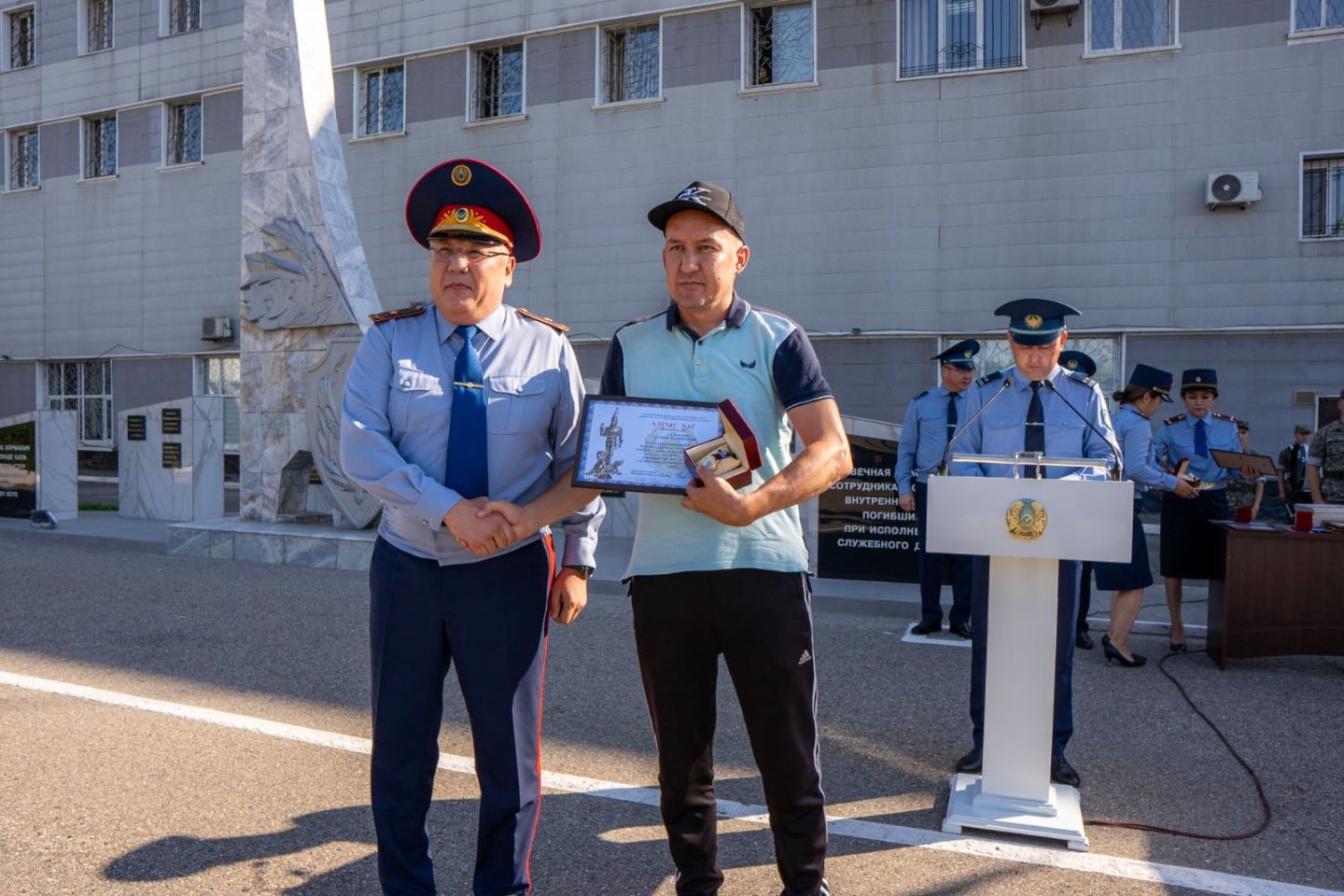 Усть-Каменогорск и ВКО / Усть-Каменогорск / Скорые на помощь: бригада ССМП ВКО задержала вооруженного преступника Усть-Каменогорск и ВКО / Усть-Каменогорск / Скорые на помощь: бригада ССМП ВКО задержала вооруженного преступника