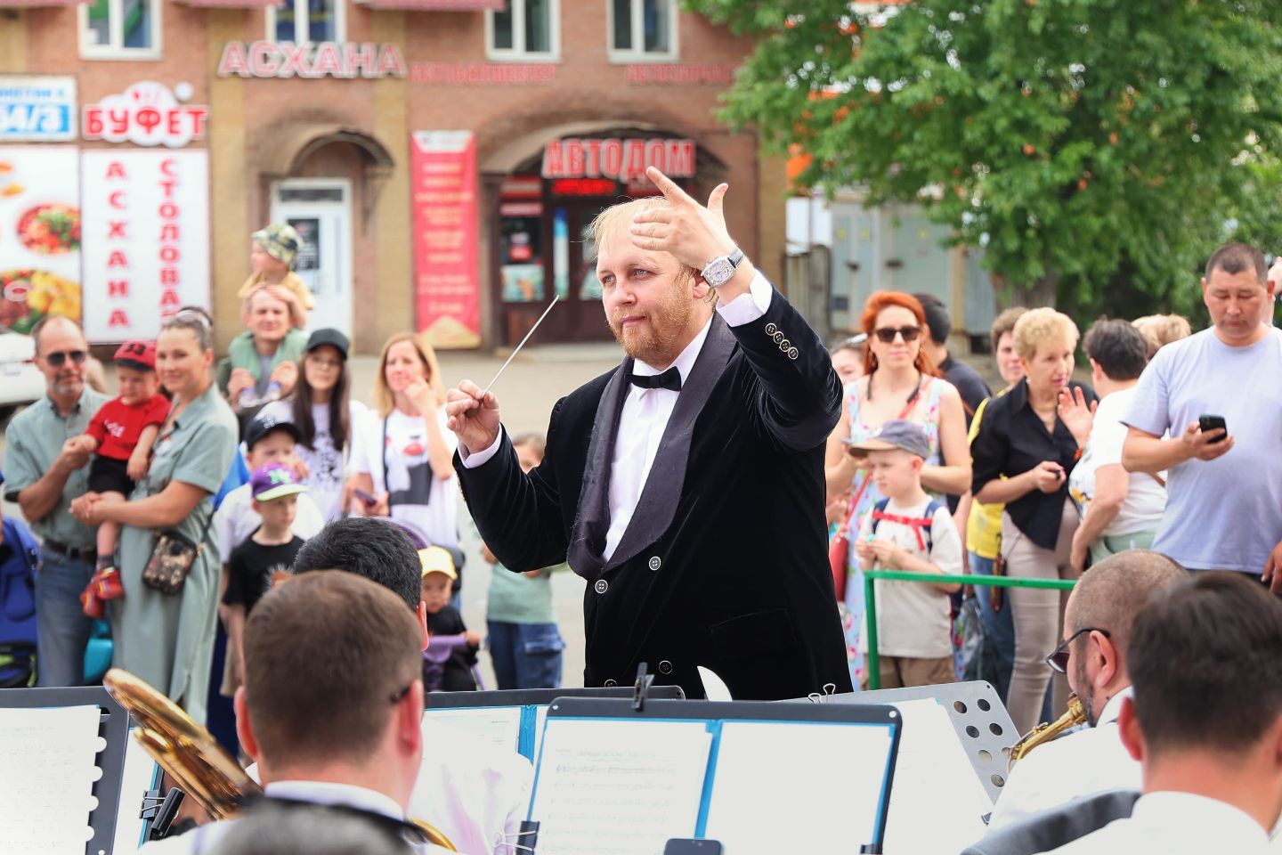 Усть-Каменогорск и ВКО / Усть-Каменогорск / В ТК "Гостиный двор" тысячи жителей Усть-Каменогорска отметили День Победы