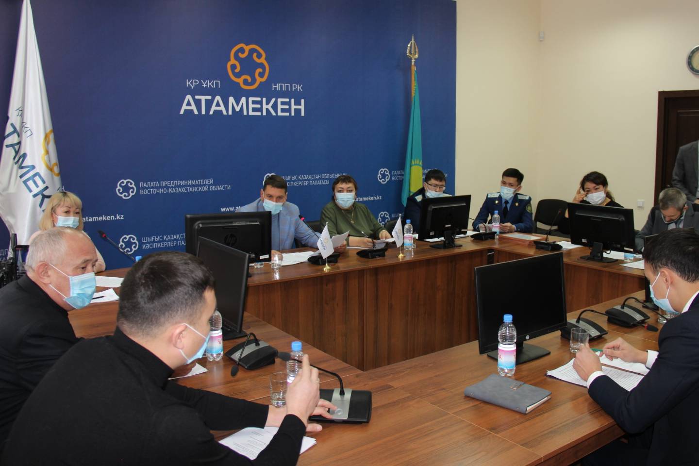 Новости Казахстана / В ВКО фигуранты ОПГ обналичили более 5,5 млрд тенге