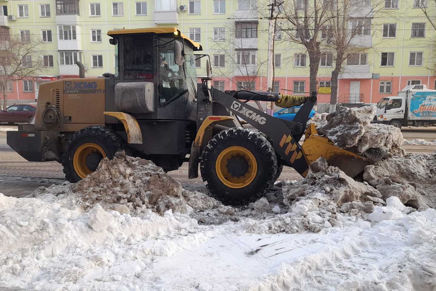 Новости Казахстана / Общество в Казахстане / Больше 2,5 тысяч рейсов по вывозу снега за ночь совершили большегрузы в Астане