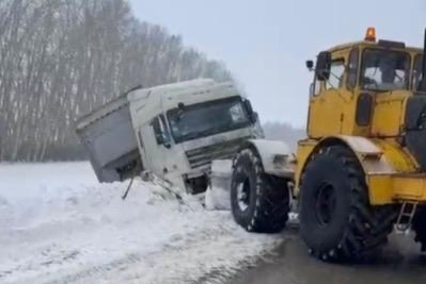 Усть-Каменогорск и ВКО / Снежная стихия в ВКО: сотрудники полиции вывели колонну из 150 машин Усть-Каменогорск и ВКО / Снежная стихия в ВКО: сотрудники полиции вывели колонну из 150 машин