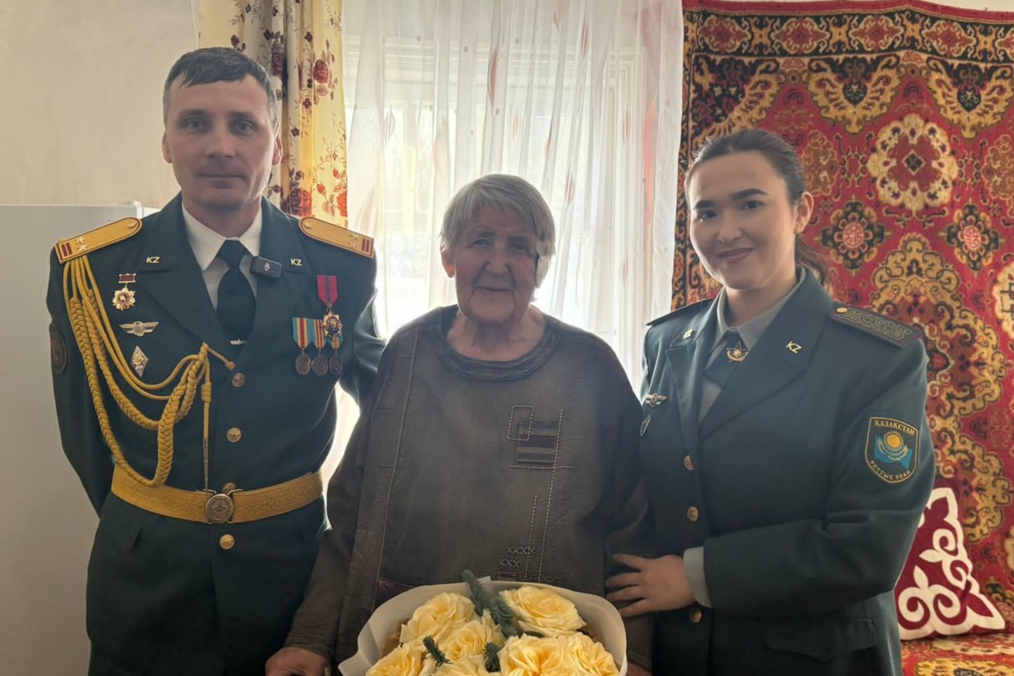 Усть-Каменогорск и ВКО / Өскеменде ұландықтар ардагерді жаңа жылмен құттықтады Усть-Каменогорск и ВКО / Өскеменде ұландықтар ардагерді жаңа жылмен құттықтады