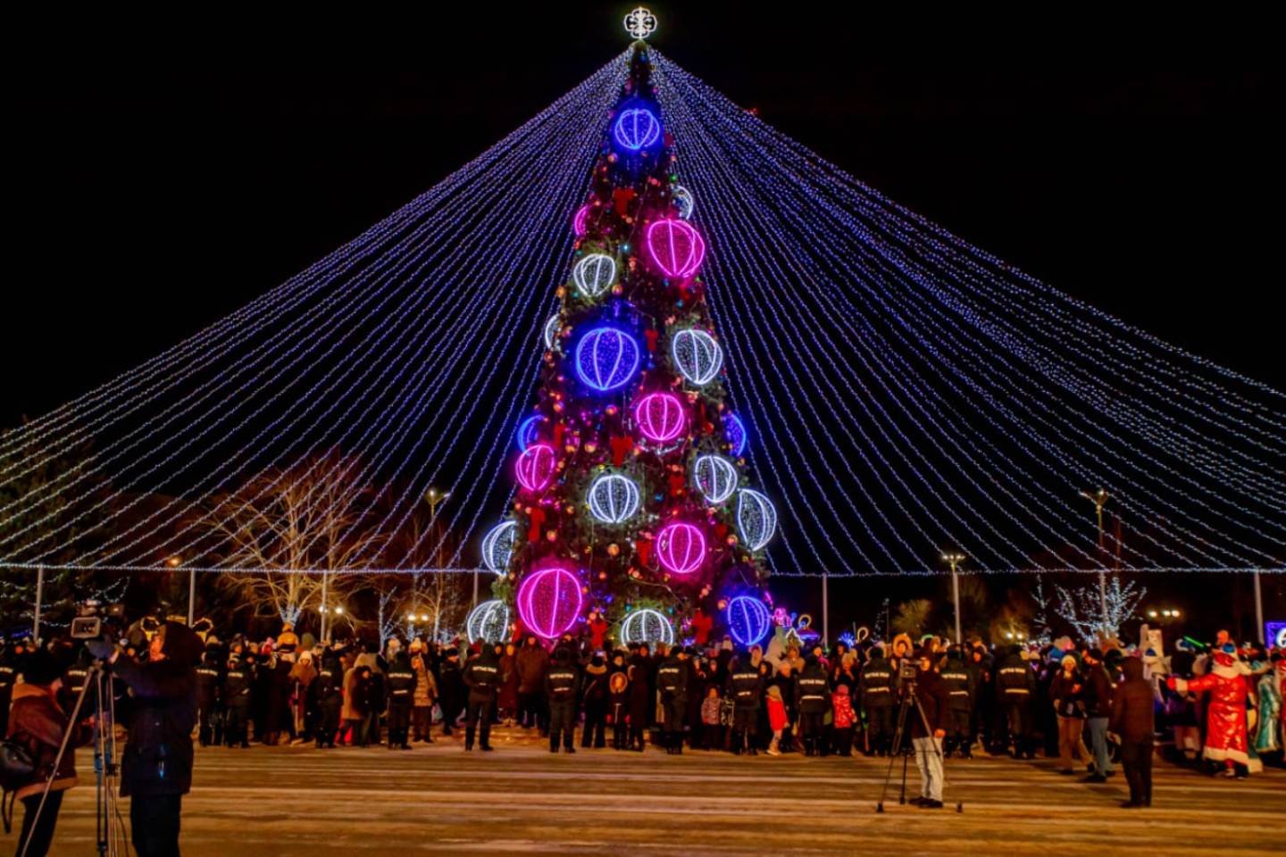 Усть-Каменогорск и ВКО / Усть-Каменогорск / К Новому году готовы: центральную площадь Усть-Каменогорска украсили к празднику