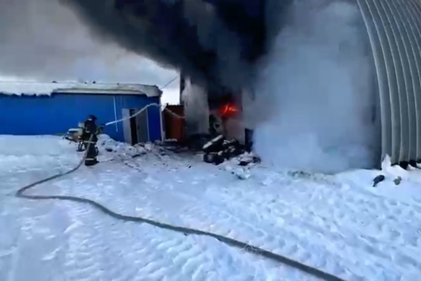 Усть-Каменогорск и ВКО / Усть-Каменогорск / Огромный ангар сгорел в Усть-Каменогорске