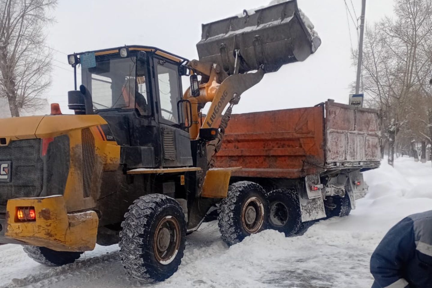 Усть-Каменогорск и ВКО / Усть-Каменогорск / Чтобы не было наледи: "Таза Оскемен" устраняет последствия ЧП на водопроводах