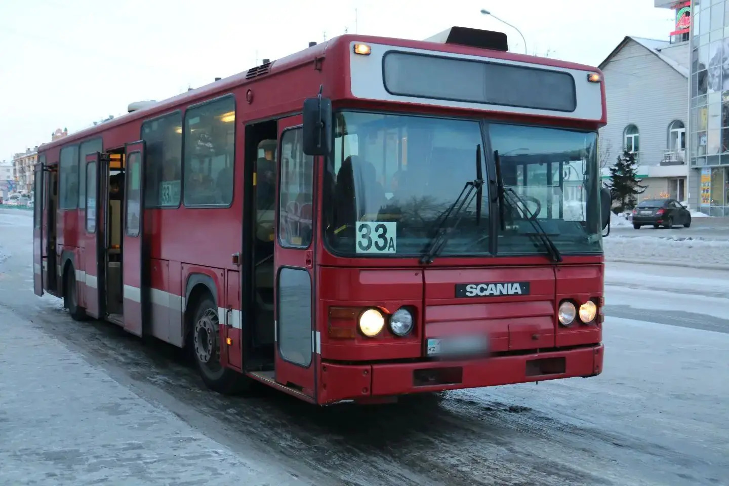Усть-Каменогорск и ВКО / Өскеменде жолдан өтіп бара жатқан адамды автобус қағып кетті
