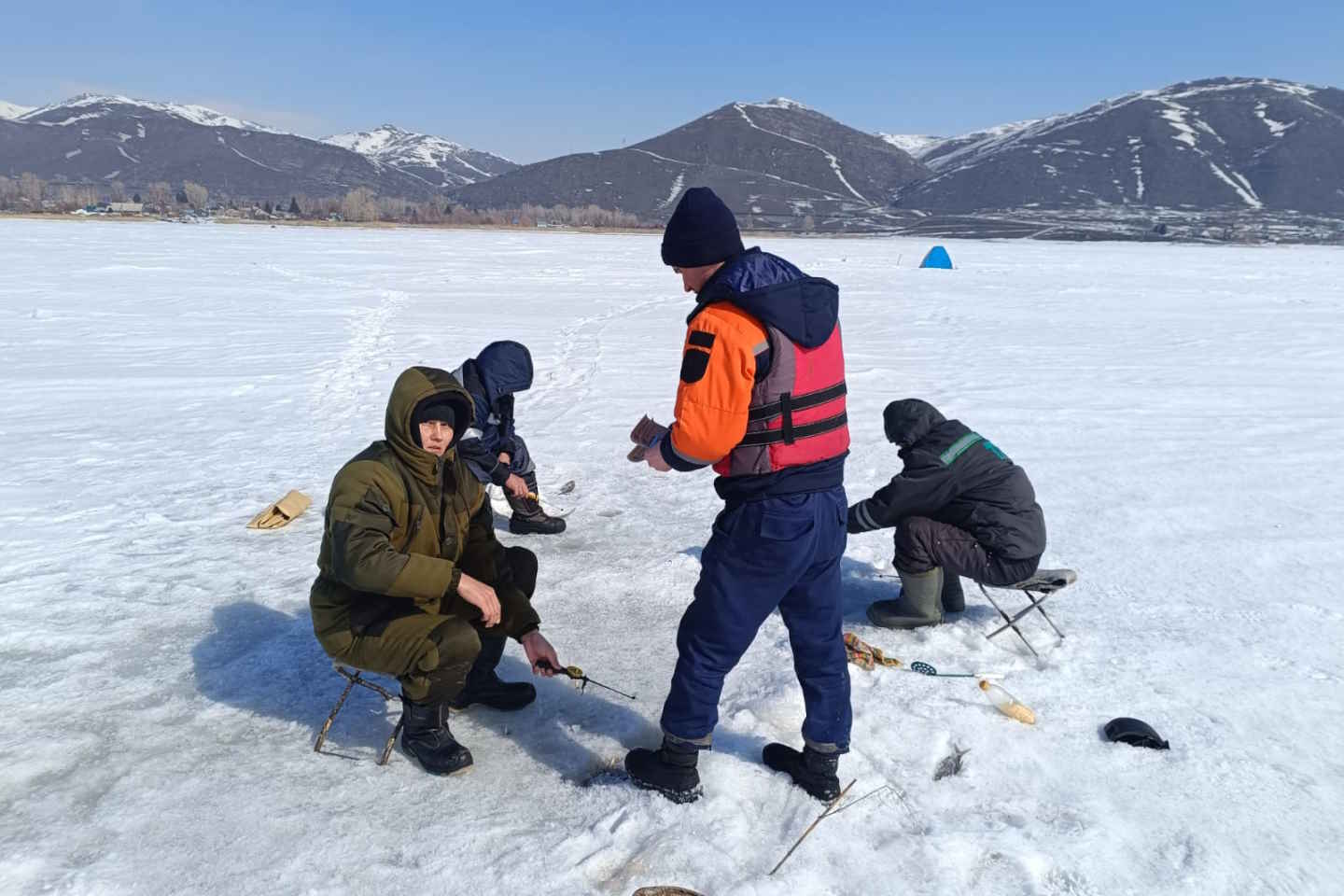 Усть-Каменогорск и ВКО / В ДЧС ВКО предупреждают об опасности тонкого льда