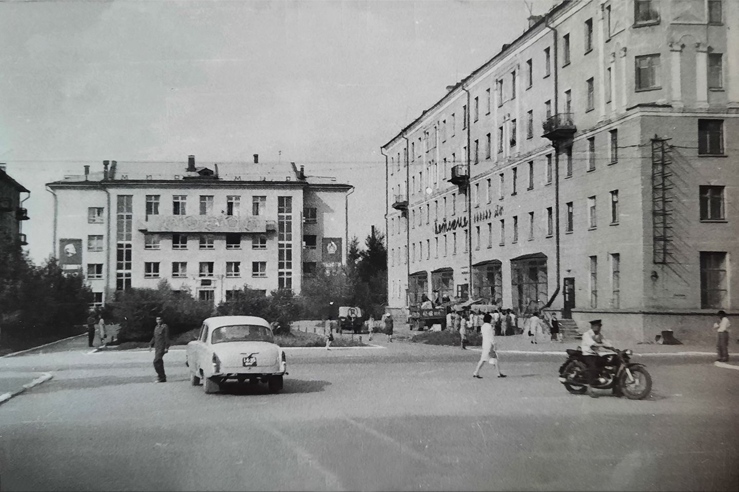 Усть-Каменогорск и ВКО / Усть-Каменогорск / История одной фотографии: улица Льва Толстого в Усть-Каменогорске в 1969 году