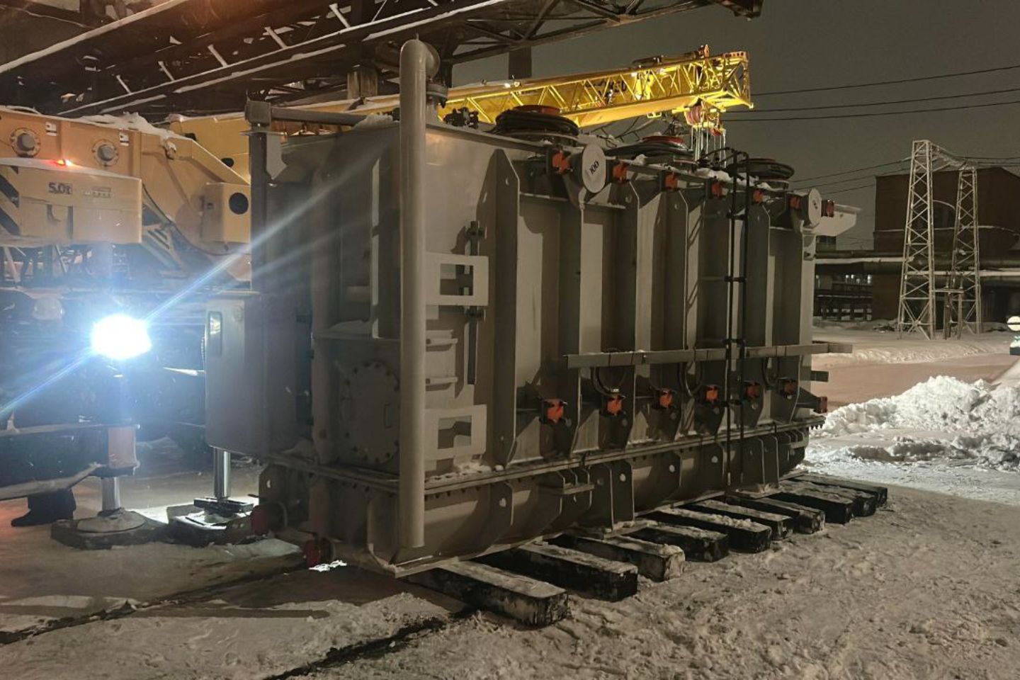 Усть-Каменогорск и ВКО / Усть-Каменогорск / На Усть-Каменогорскую ТЭЦ доставили новый силовой трансформатор