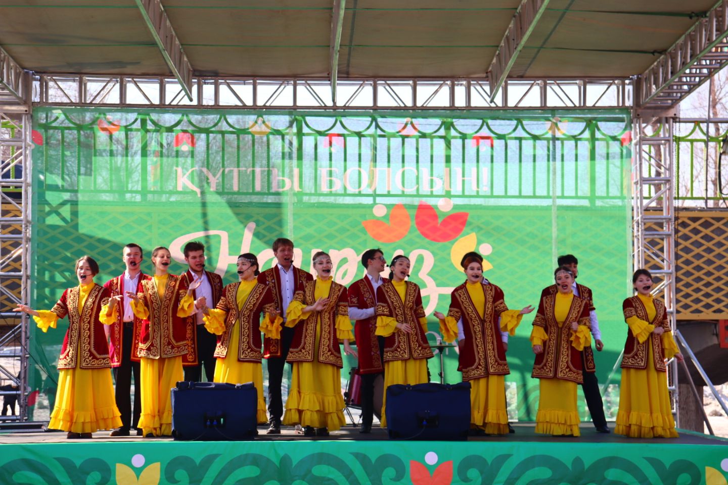 Усть-Каменогорск и ВКО / Усть-Каменогорск / С песнями и танцами встречают праздник Наурыз в сквере русла Комендантки Усть-Каменогорск и ВКО / Усть-Каменогорск / С песнями и танцами встречают праздник Наурыз в сквере русла Комендантки