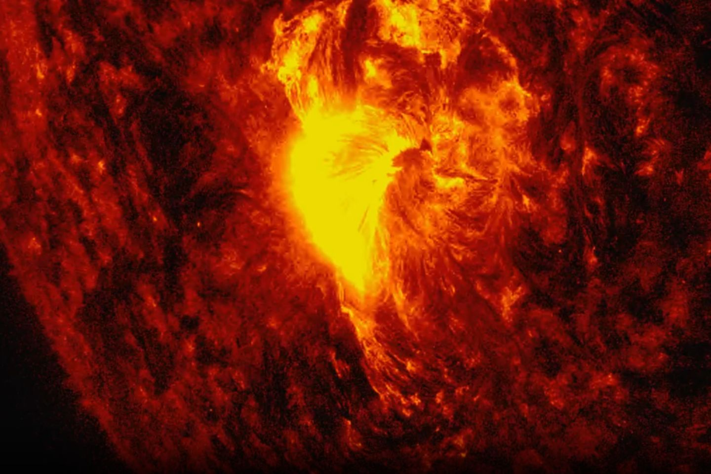 Новости мира / Опасная солнечная вспышка: Землю может задеть облако плазмы