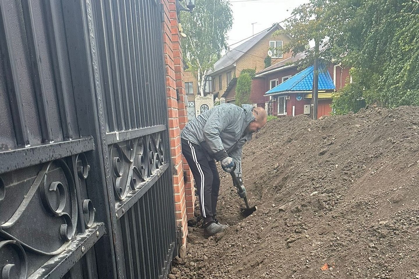 Усть-Каменогорск и ВКО / Усть-Каменогорск / В выходной день жители улицы в поселке Мирном не смогли попасть в свои дома