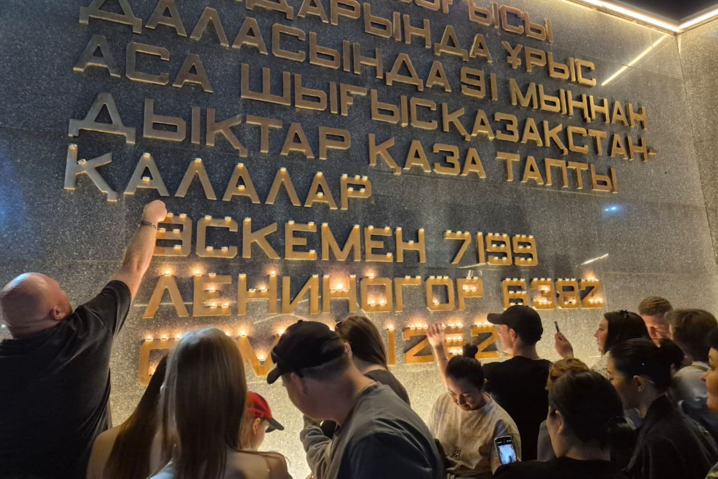 Усть-Каменогорск и ВКО / Усть-Каменогорск / Свет Победы: устькаменогорцы зажгли свечу памяти в честь 80-летия Победы в ВОВ