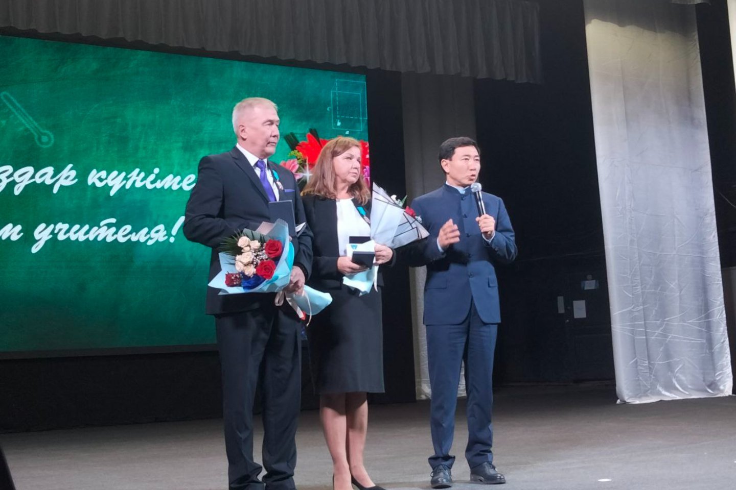 Усть-Каменогорск и ВКО / Усть-Каменогорск / Накануне Дня учителя педагоги Усть-Каменогорска получают поздравления Усть-Каменогорск и ВКО / Усть-Каменогорск / Накануне Дня учителя педагоги Усть-Каменогорска получают поздравления
