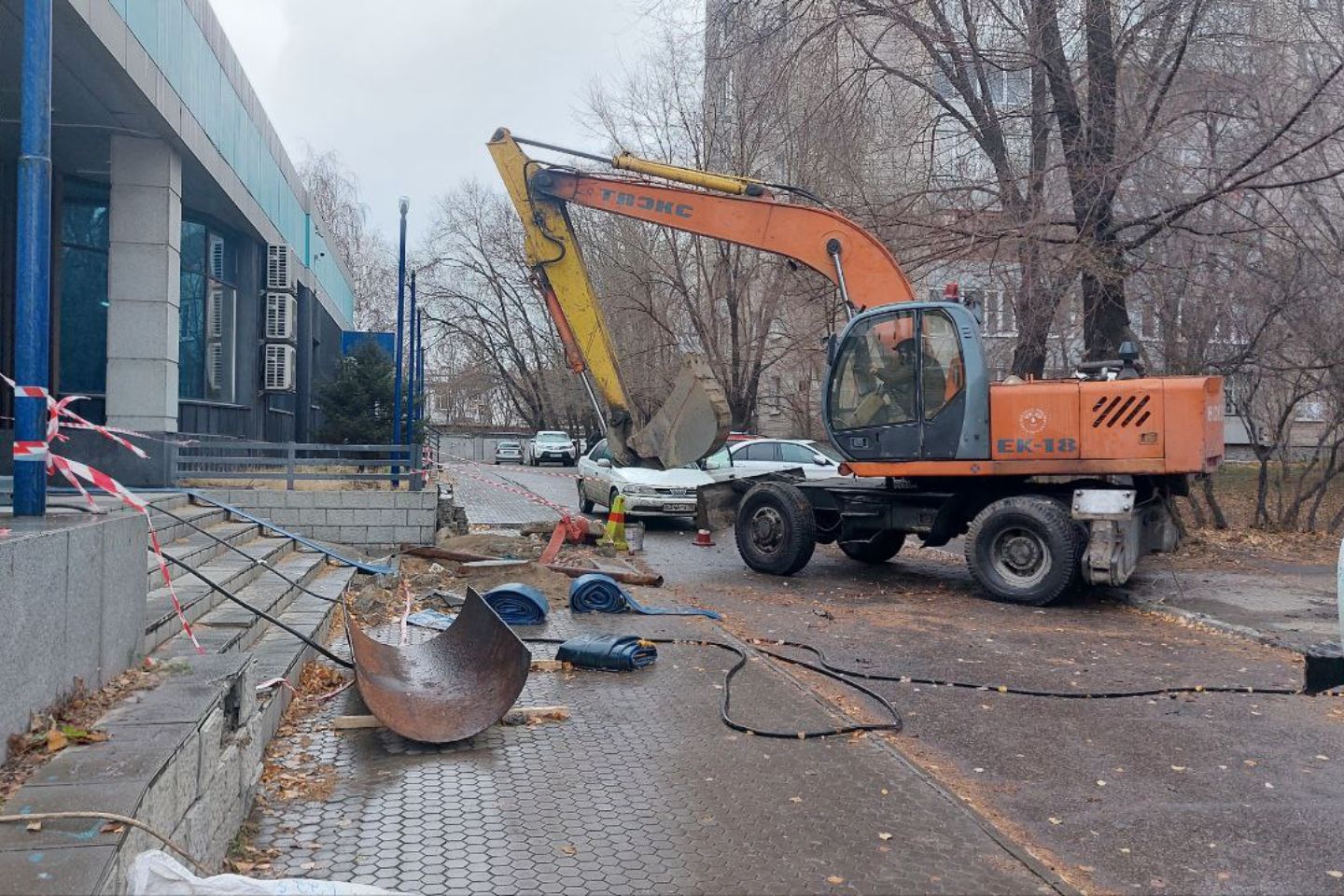 Усть-Каменогорск и ВКО / Усть-Каменогорск / Не опять, а снова: нечистоты затопили подвалы дома на набережной Славского, 22