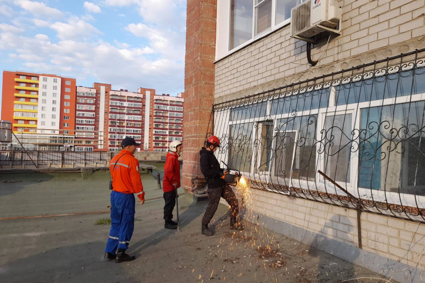 Усть-Каменогорск и ВКО / Из-за пожара в магазине эвакуировали 30 человек в Усть-Каменогорске